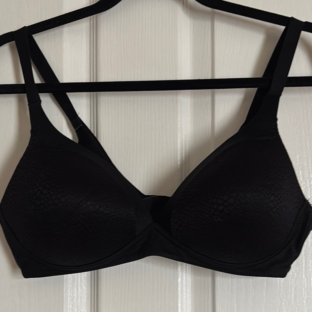 EUC- Warner's Black Full Coverage Bra with Molded Cups- no underwire
